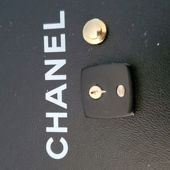 Vintage Chanel "Eye Shadow Make Up Pallette" Pin (authentic) - Picture 4 of 6